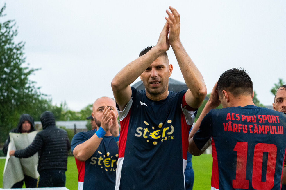 Calmul Cososchi, căpitanul formației Pro Sport, salută publicul prezent la finala cu AFC Sulița! 