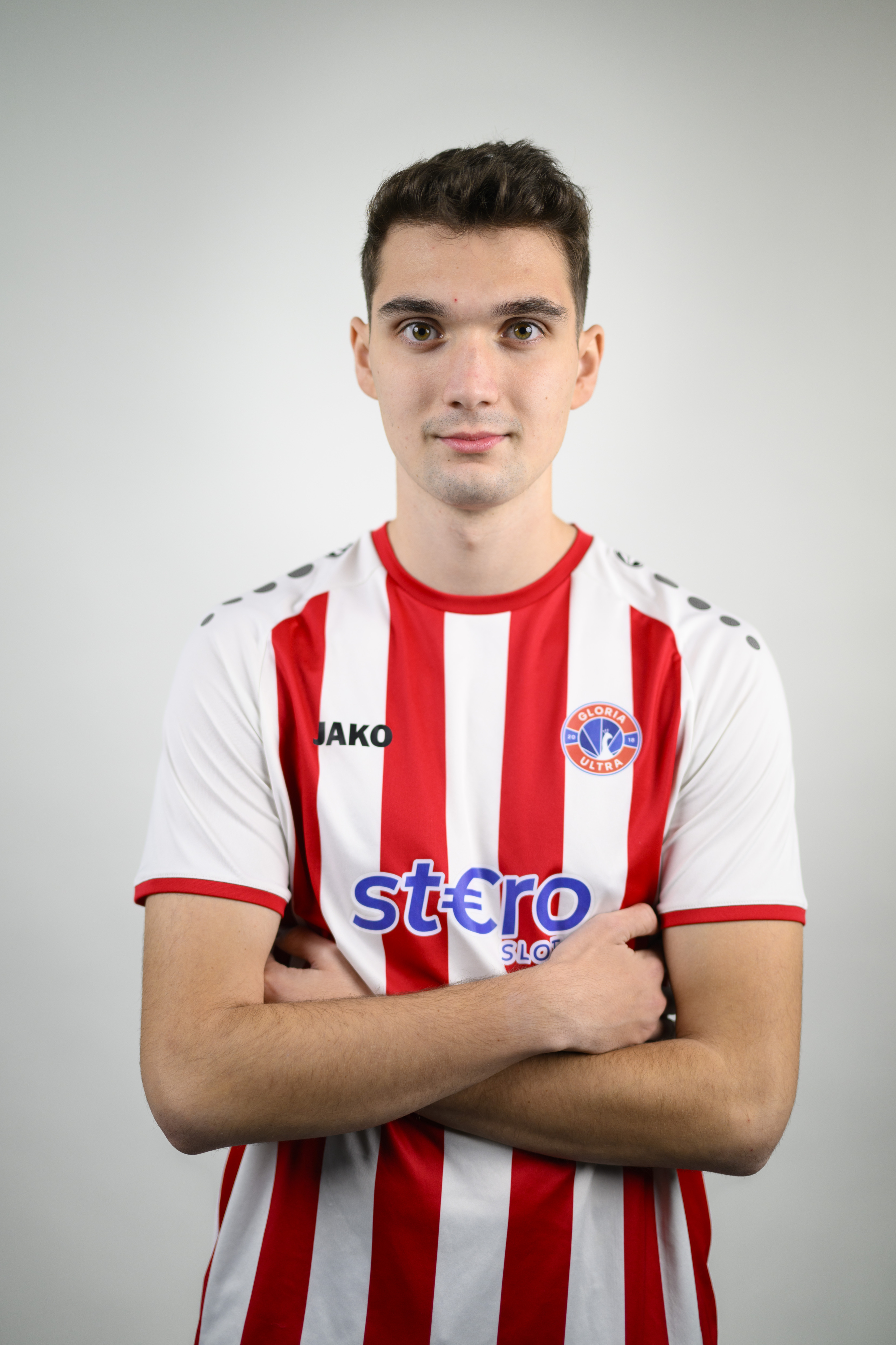 Buțerchi Răzvan Marius (23 de ani) este un mijlocaș de doar 23 de ani. Născut în Botoșani, a trecut pe la FC Botoșani U18, Dante, ultimul său club fiind FC Bacău, liderul Seriei 1 din Liga a III-a.